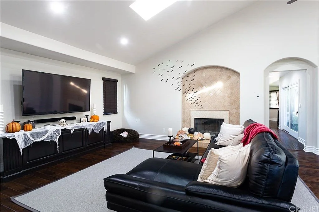 23500_Collins_St_111.jpg