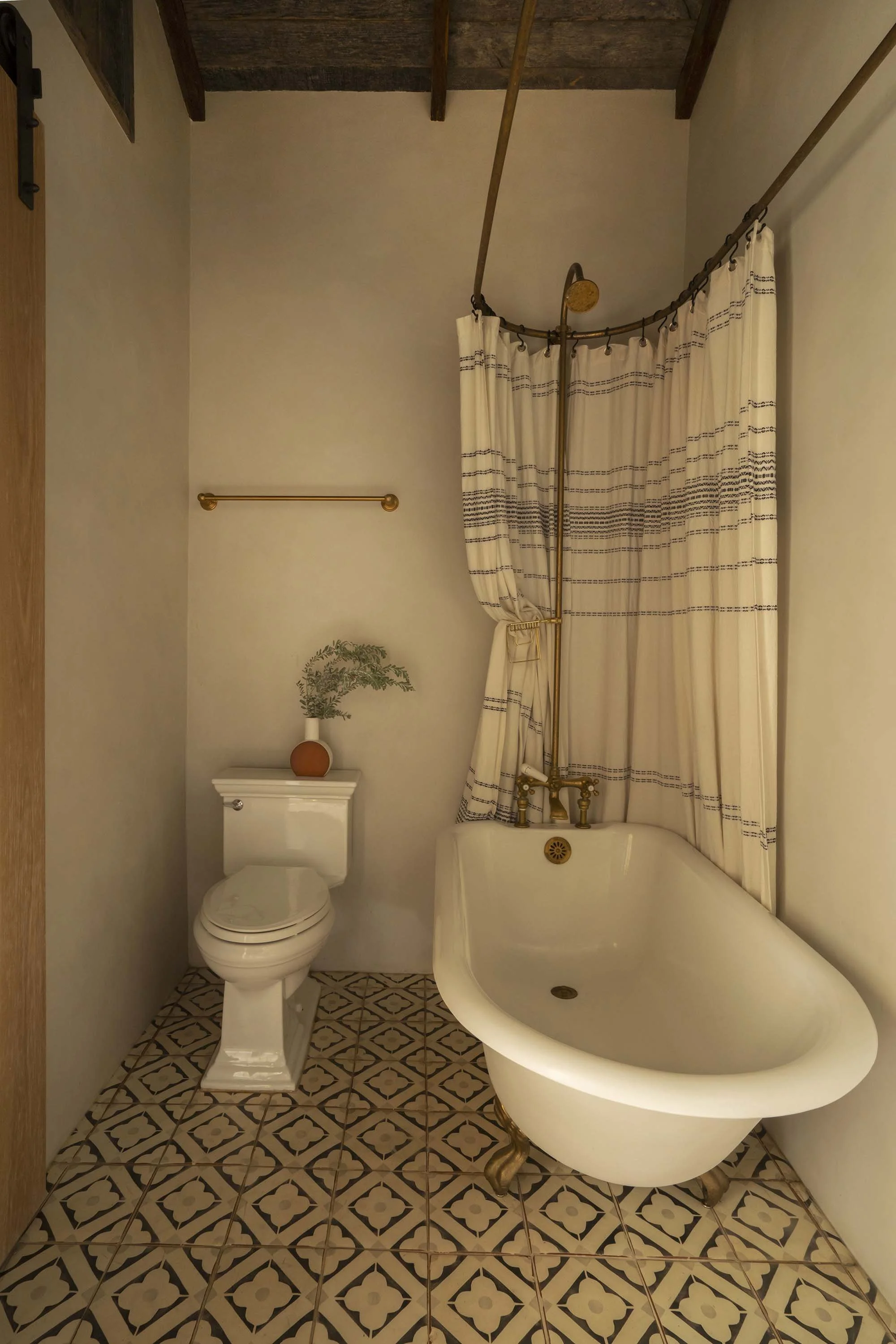 PL6014-025-bathroom-clawfoot-tub-striped-curtain-patterned-tile.jpg