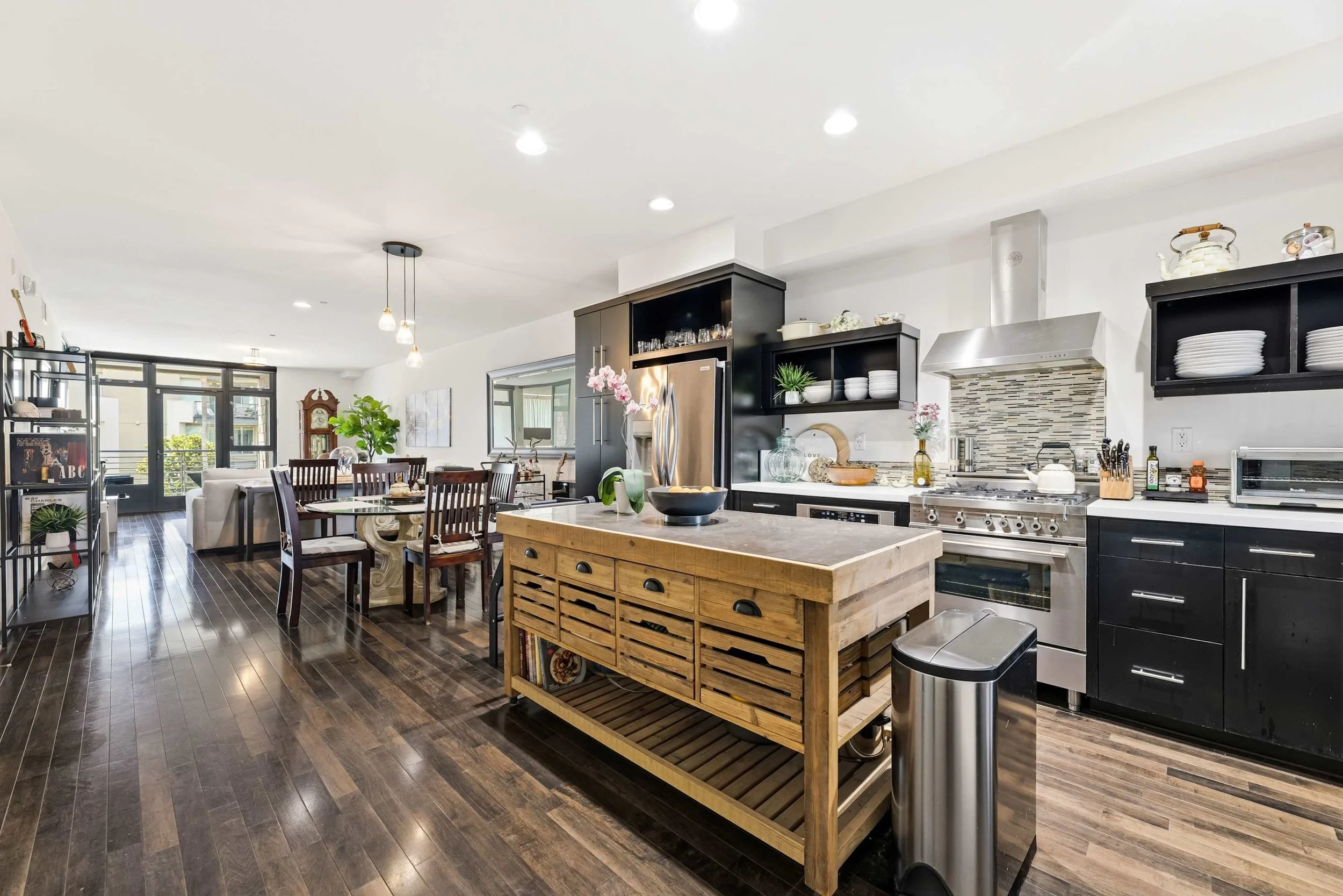 PL-4401-playa-vista-contemporary-condominium-002.jpg