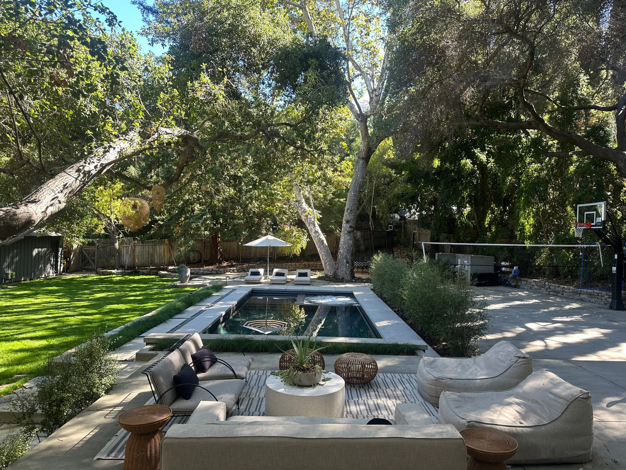 Overview of the pool, lounge and sport court. | PL-3803