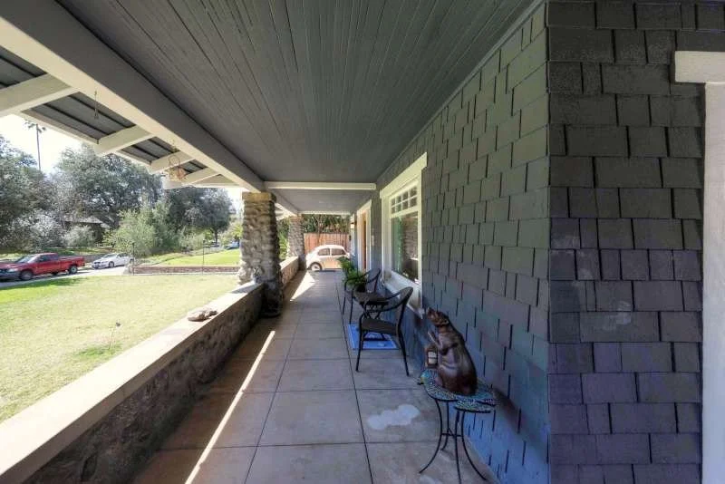 008_10942_porch2.jpg