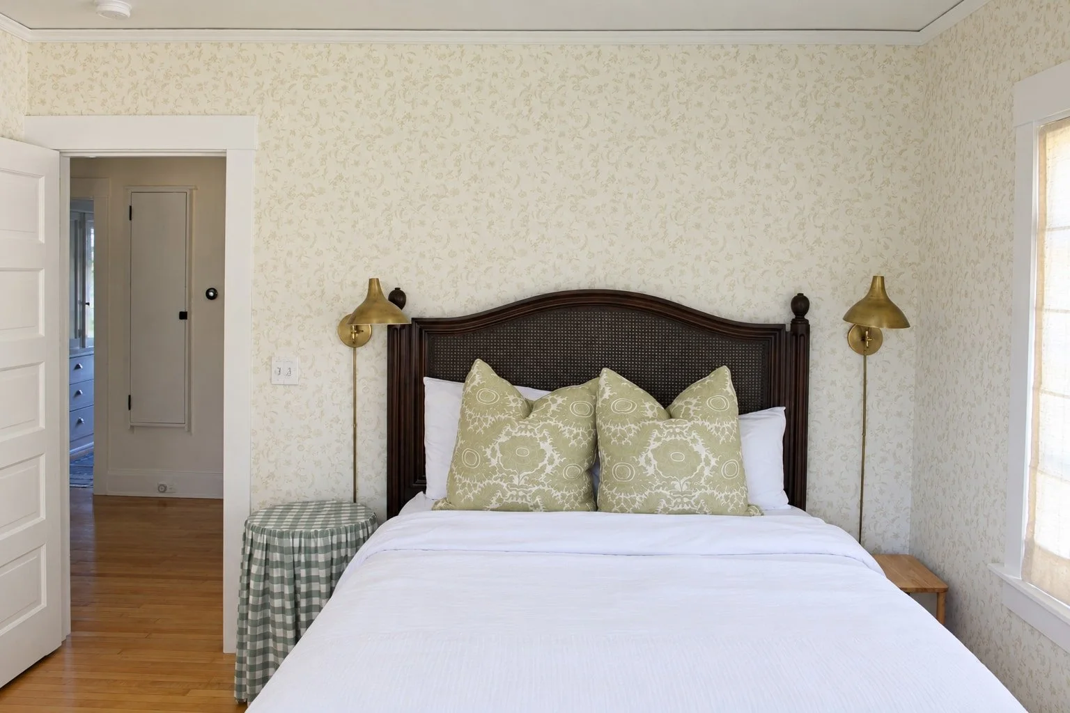 30_PL-4107_bedroom-bed-wall.jpg
