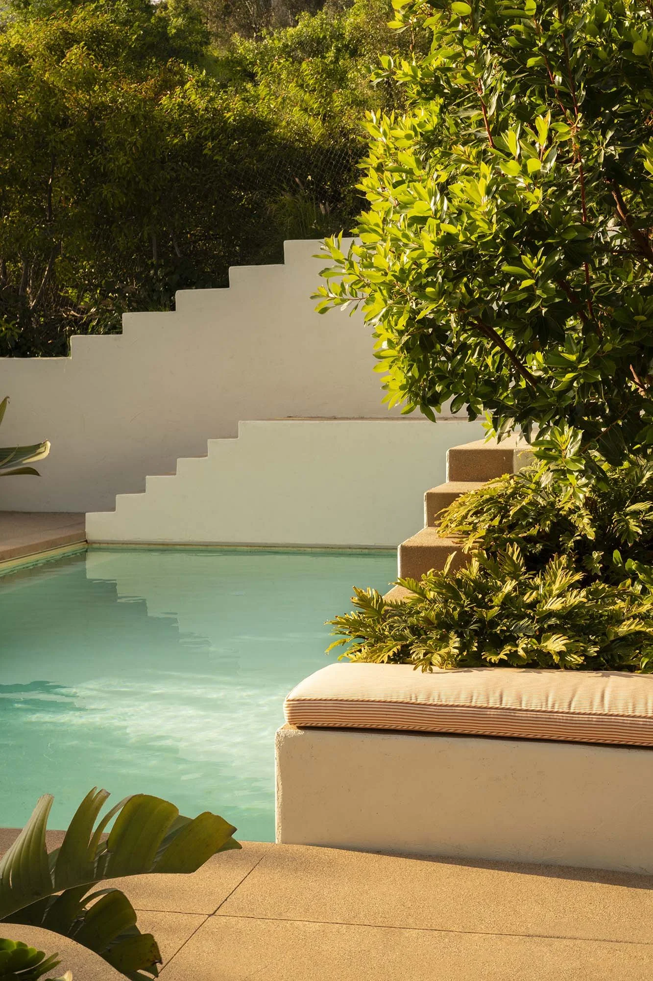 PL6014-045-pool-stepped-wall-built-in-bench-greenery.jpg