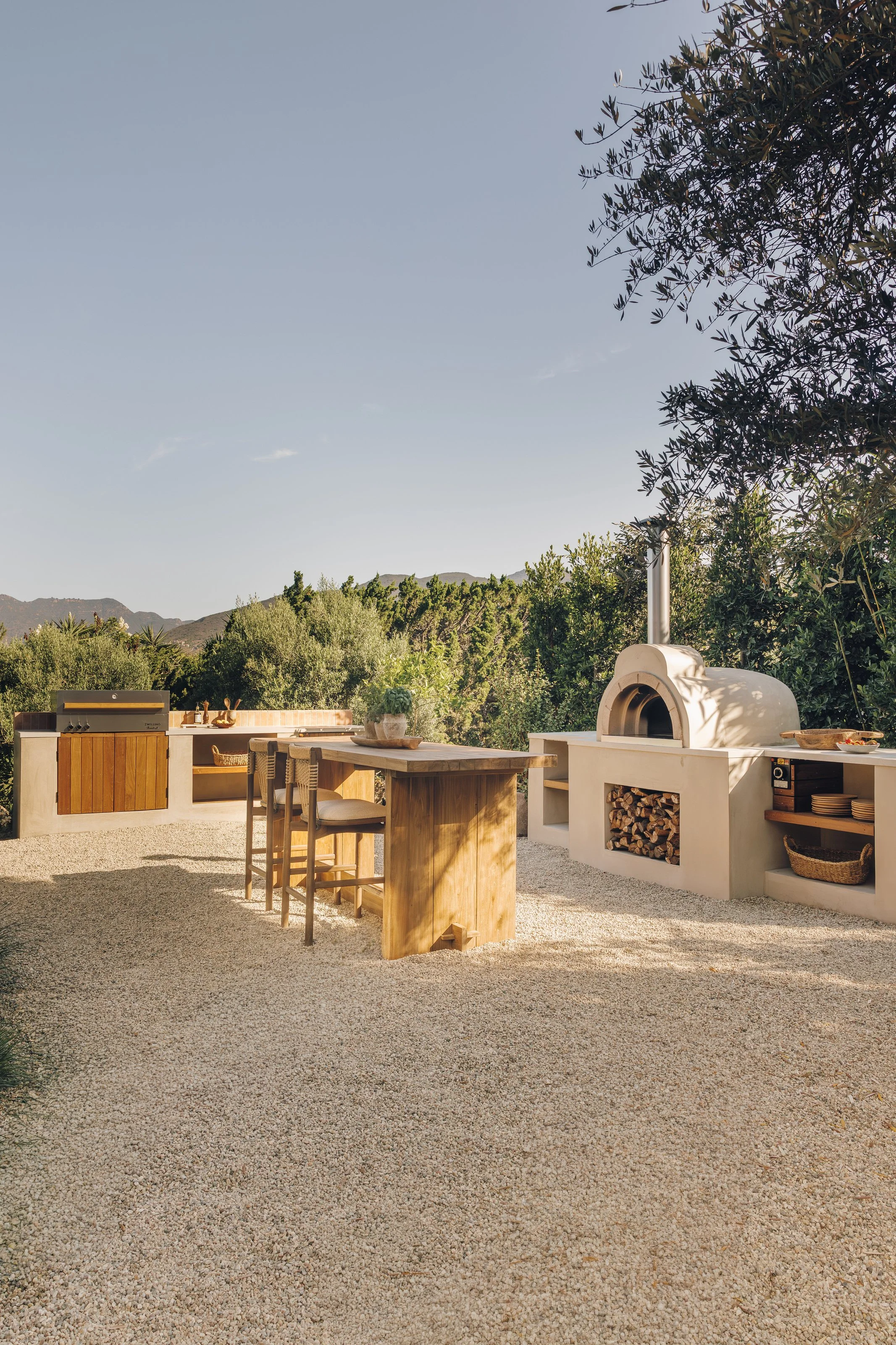 Outdoor kitchen and gravel entertaining courtyard