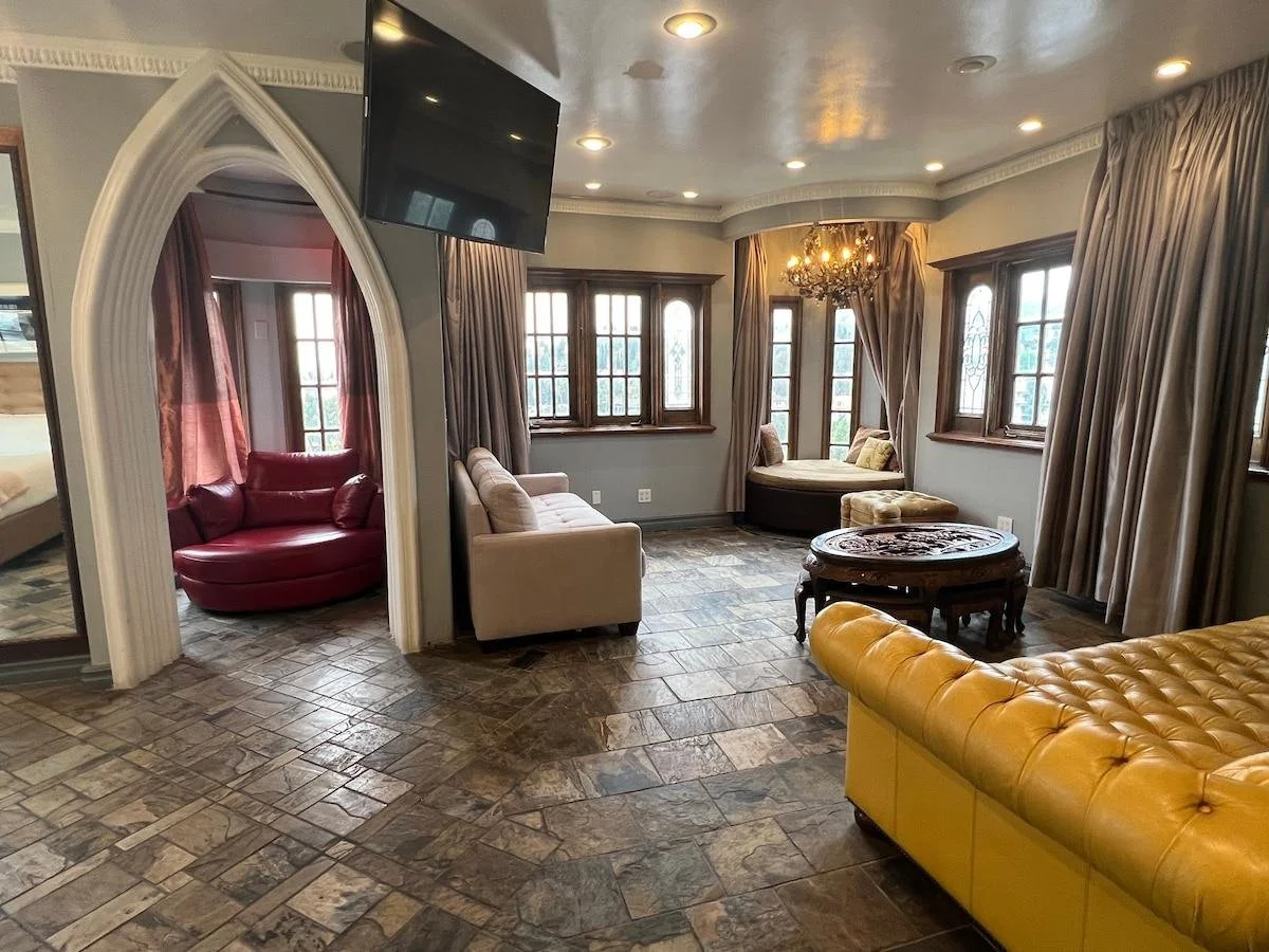 023-castle-ivar-suite-sitting-room.jpg