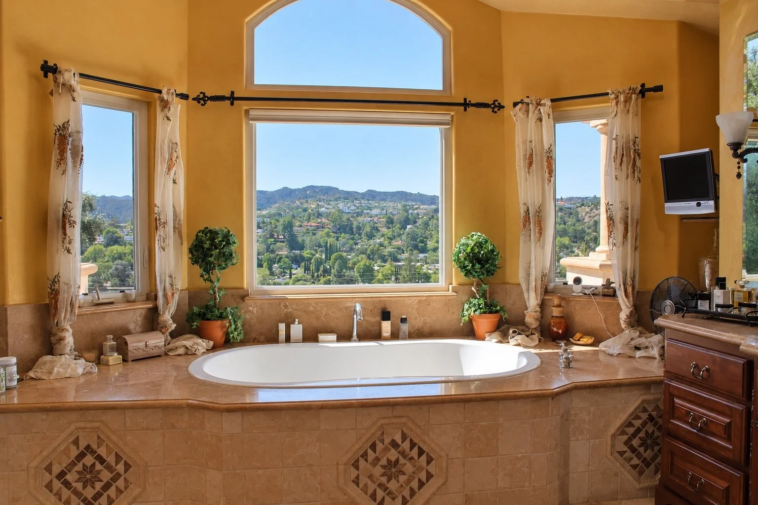 27-soaking-tub-and-view.jpg