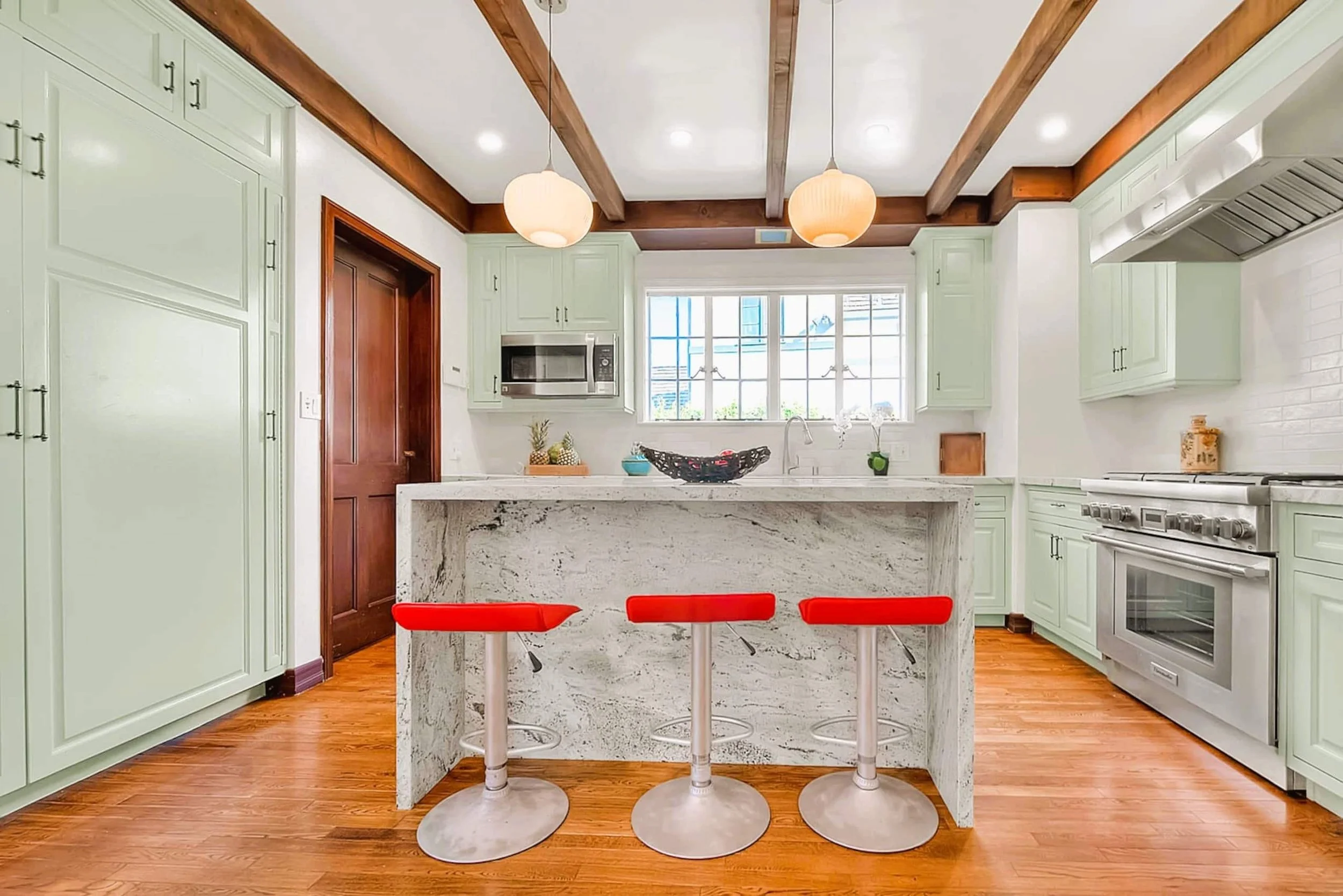 PL4102-007-kitchen-island-and-stools.jpg