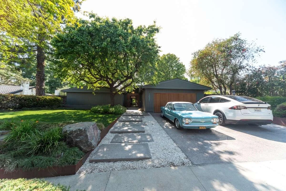 Granada Hills - Mid-Century Modern | House | Mid-Century Modern | Modern | Sunken Living Room | Natural Light | Open Floor Plan | Large Kitchen | Fireplace | Home Office | Library | Wood Floors | Sliding Glass Doors | Large Yard | Guest House | Large