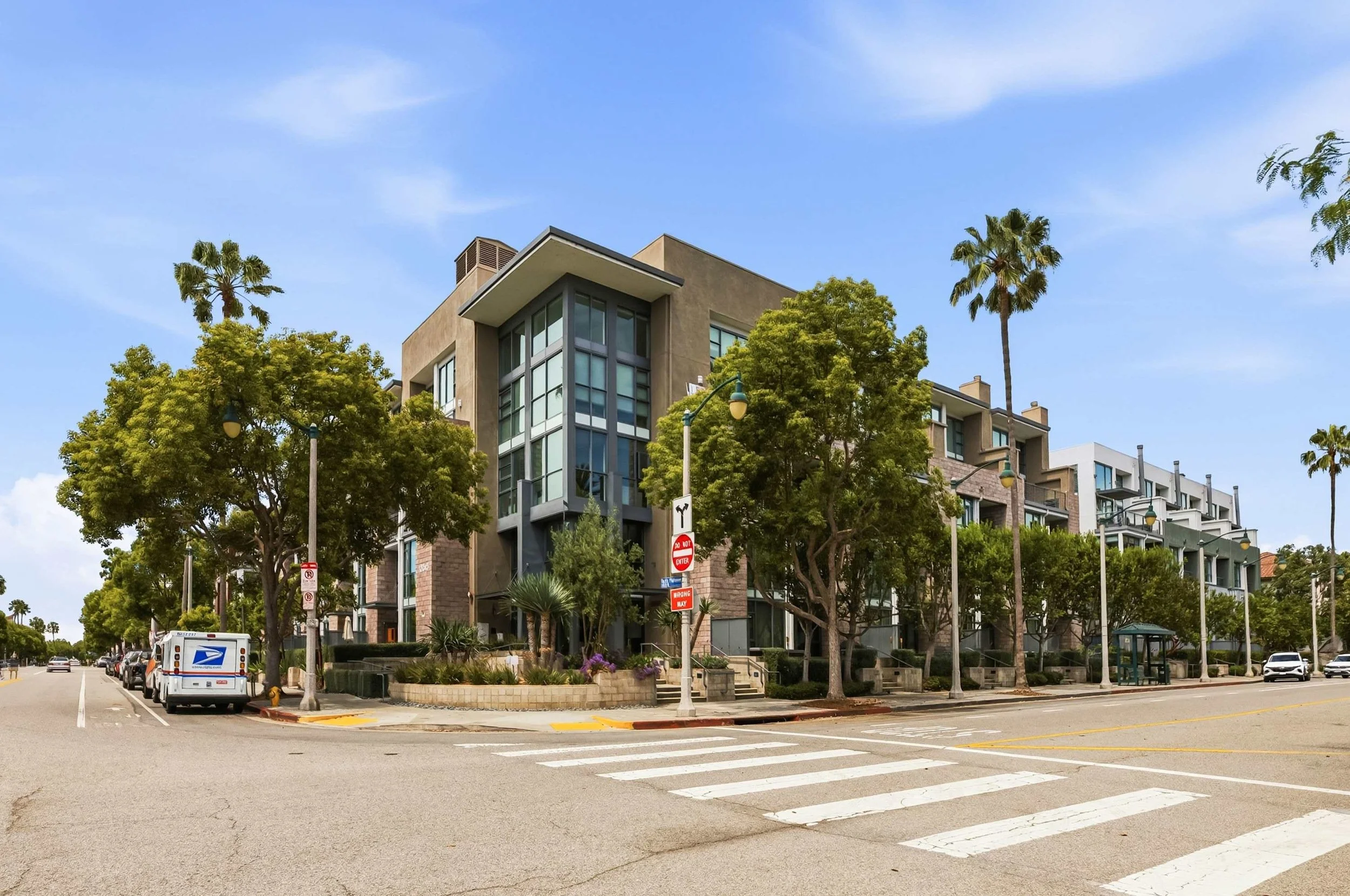 PL-4401-playa-vista-contemporary-condominium-008.jpg