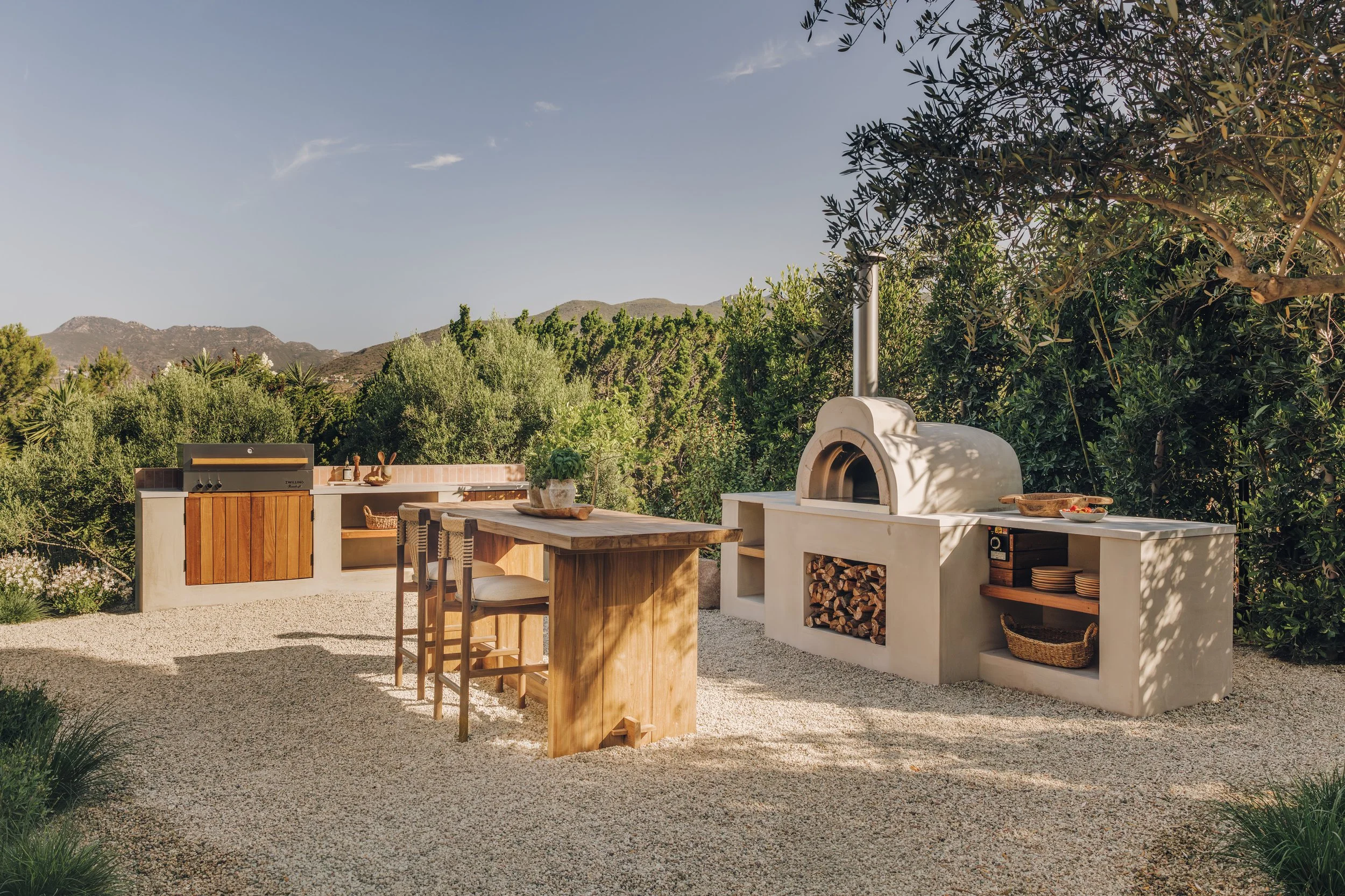 Full outdoor kitchen and pizza oven