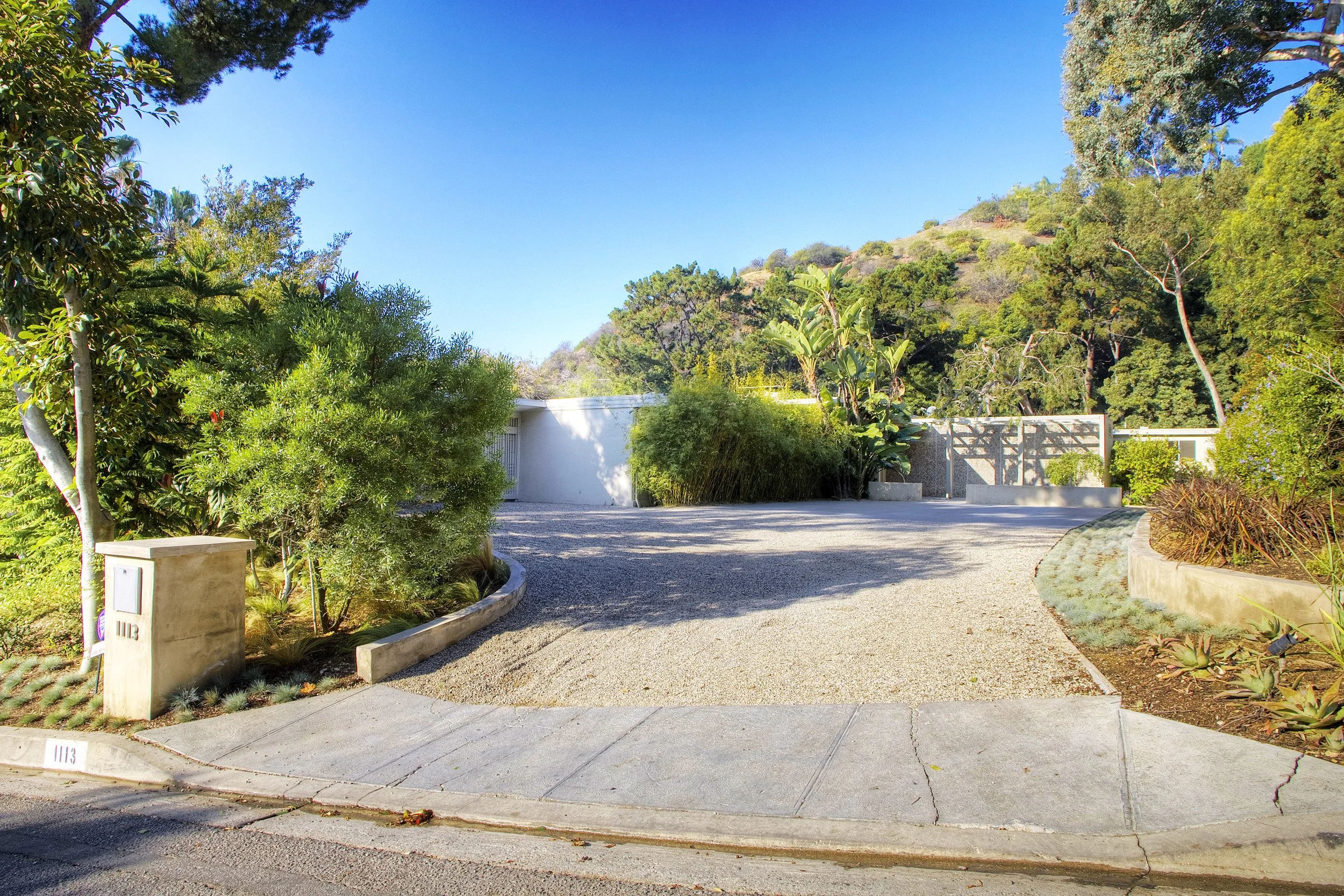 058-Simon-House-Driveway-Exterior-01.jpg