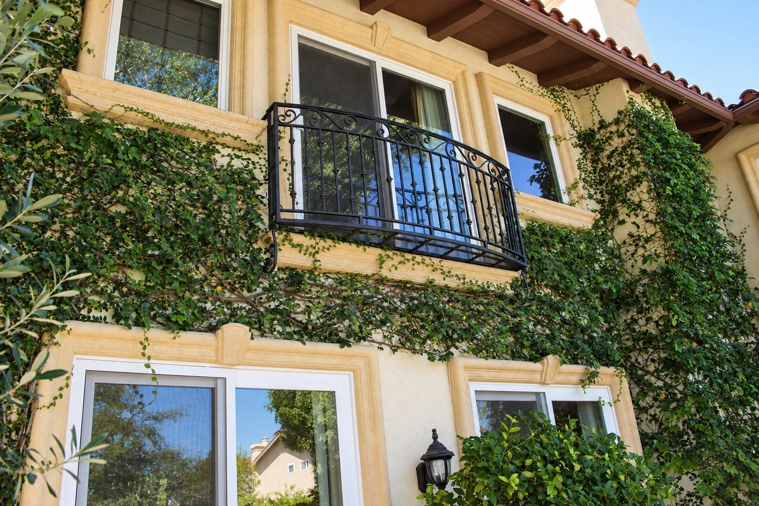 48-ivy-covered-facade.jpg