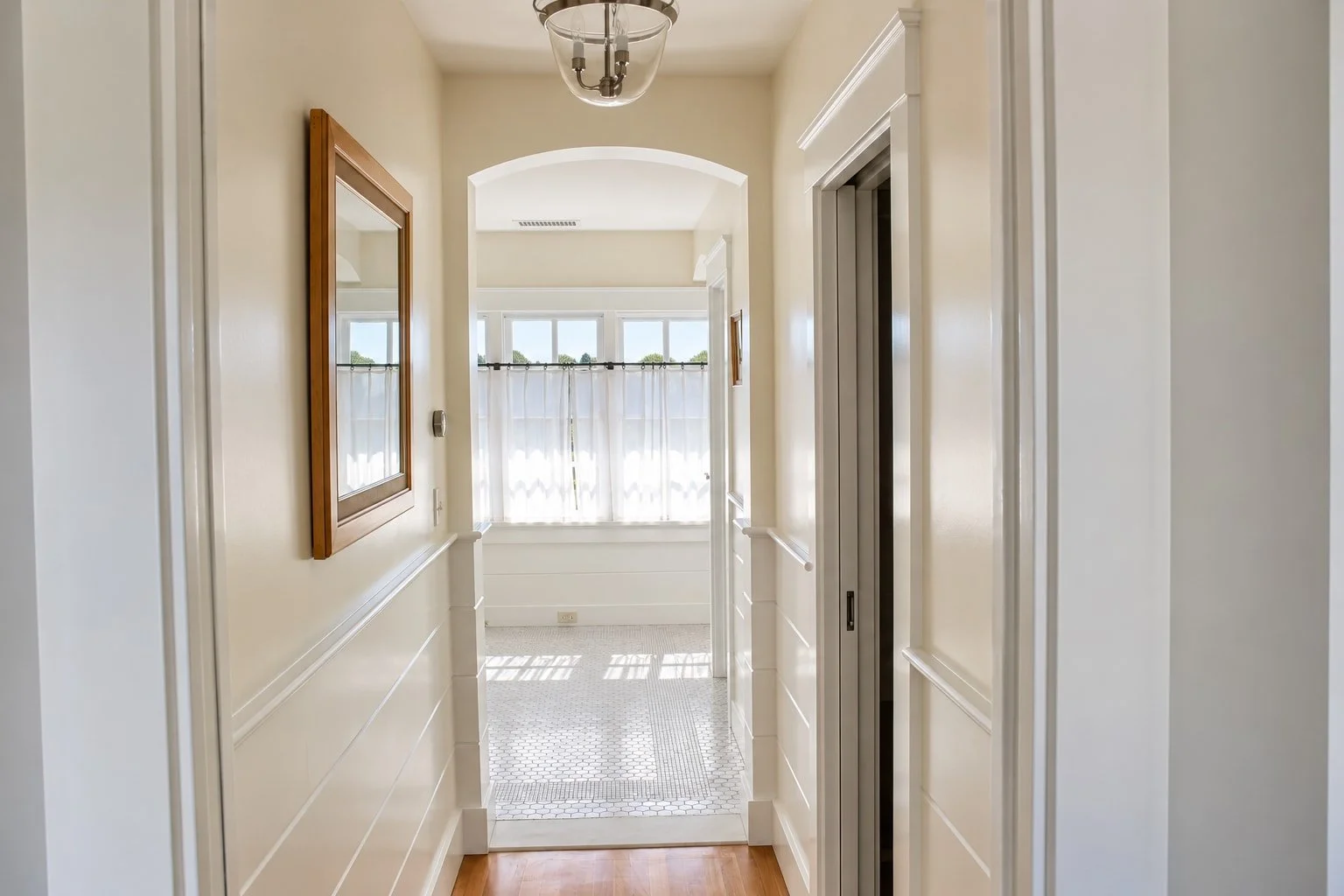 38_PL-4107_hallway-to-bathroom.jpg