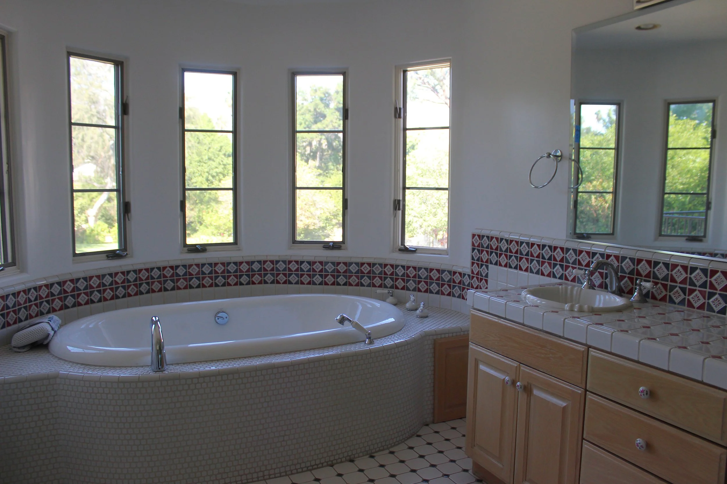 18_PL-4106_bathroom-soaking-tub.jpg