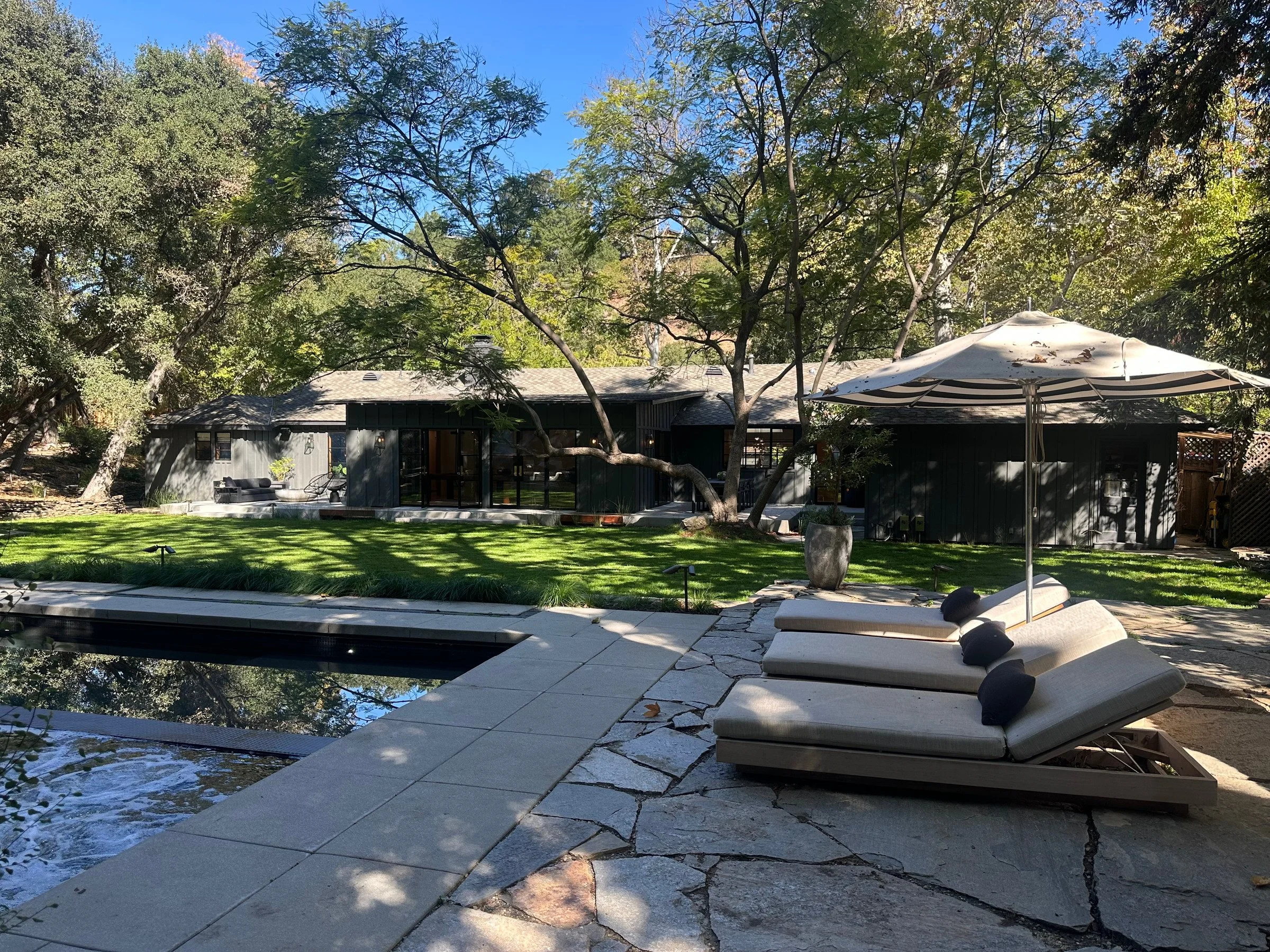 Pool, loungers and spa with the house beyond. | PL-3803