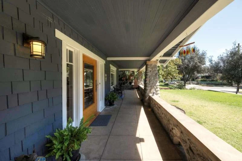 009_10942_porch3.jpg