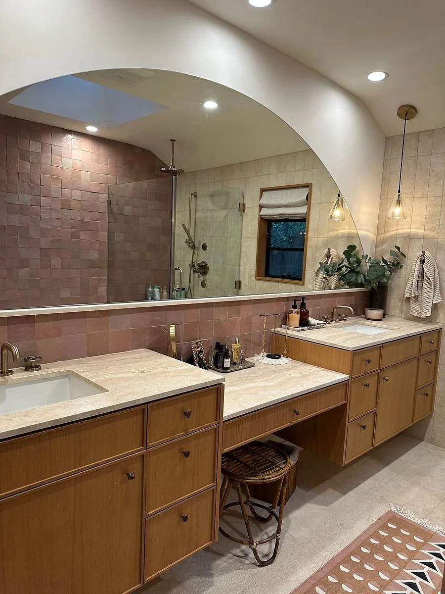 Second view of the main bathroom and pink tile. | PL-3803