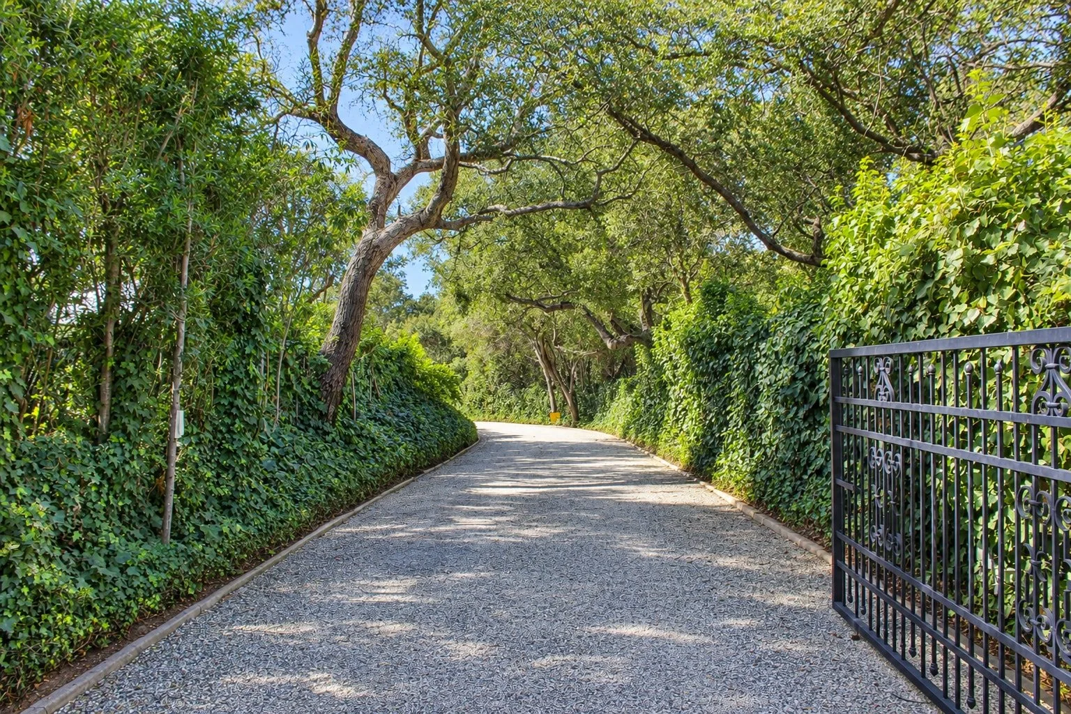 19_PL-4107_gated-approach.jpg