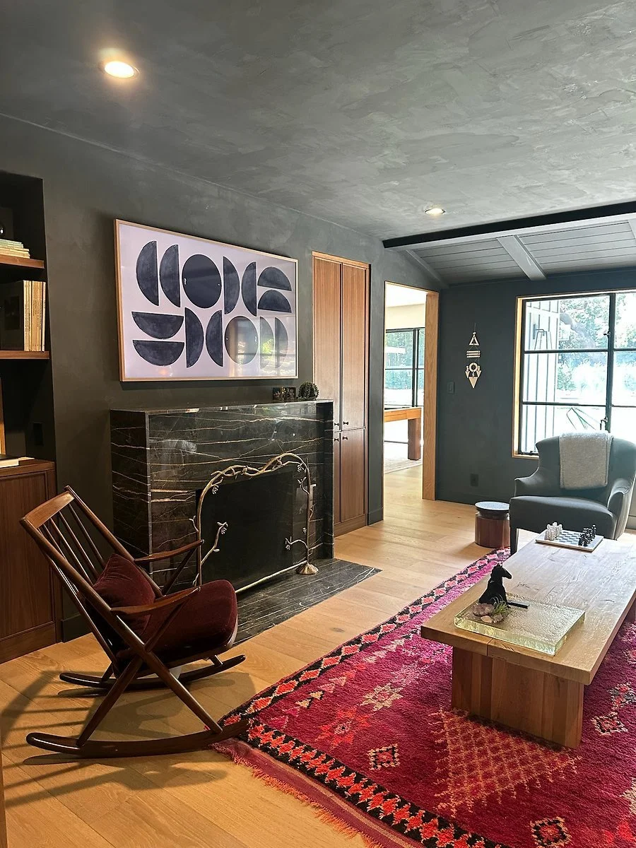 Dark sitting room with fireplace and garden light. | PL-3803