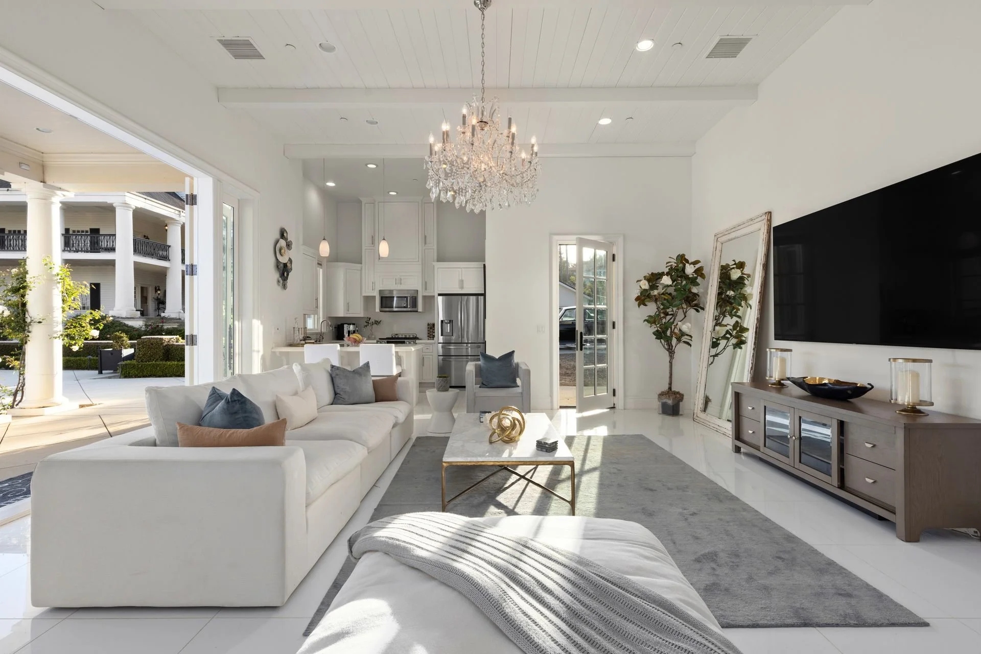 08-guest-house-living-room.jpg