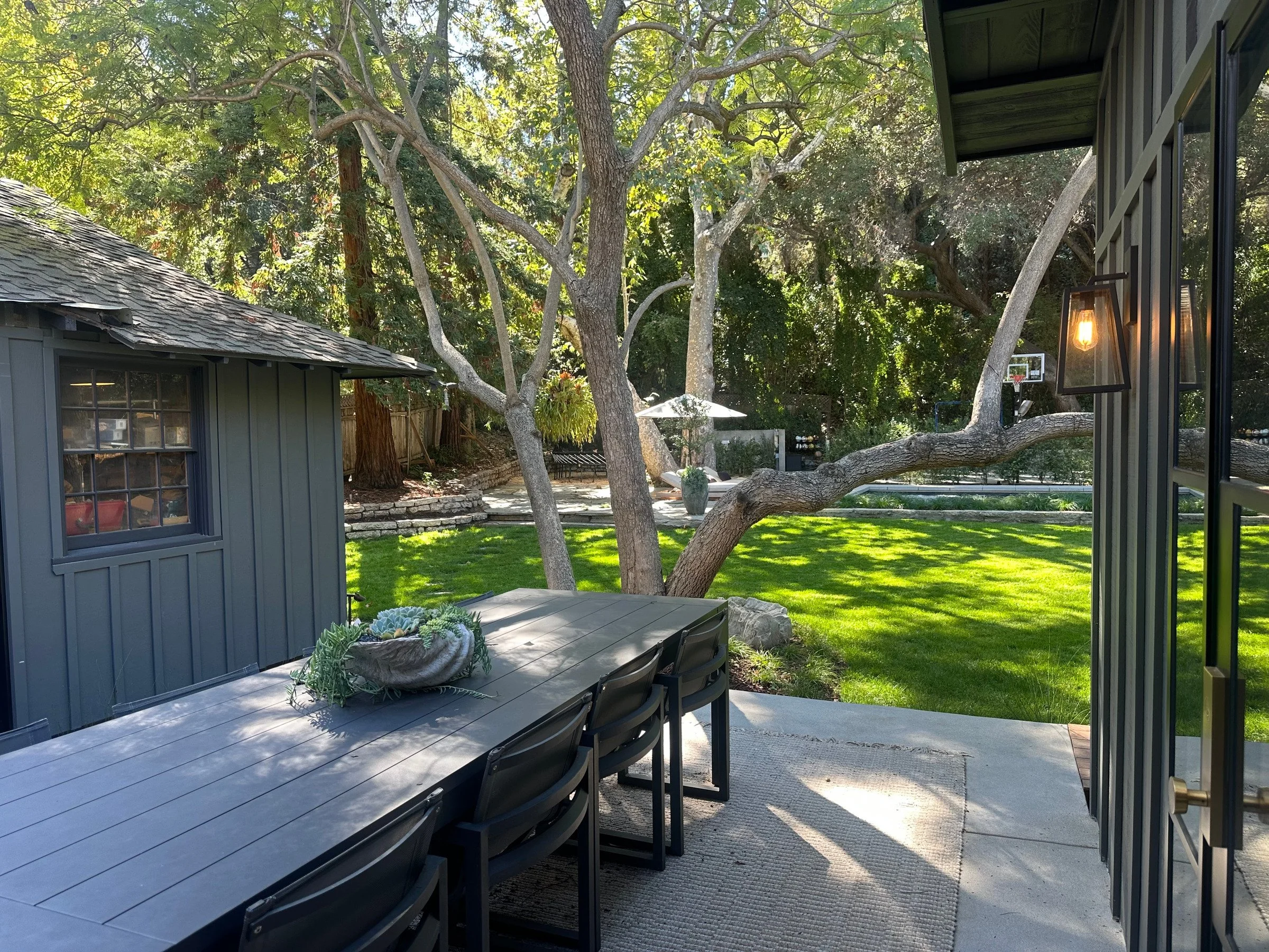 Outdoor dining terrace overlooking the lawn. | PL-3803