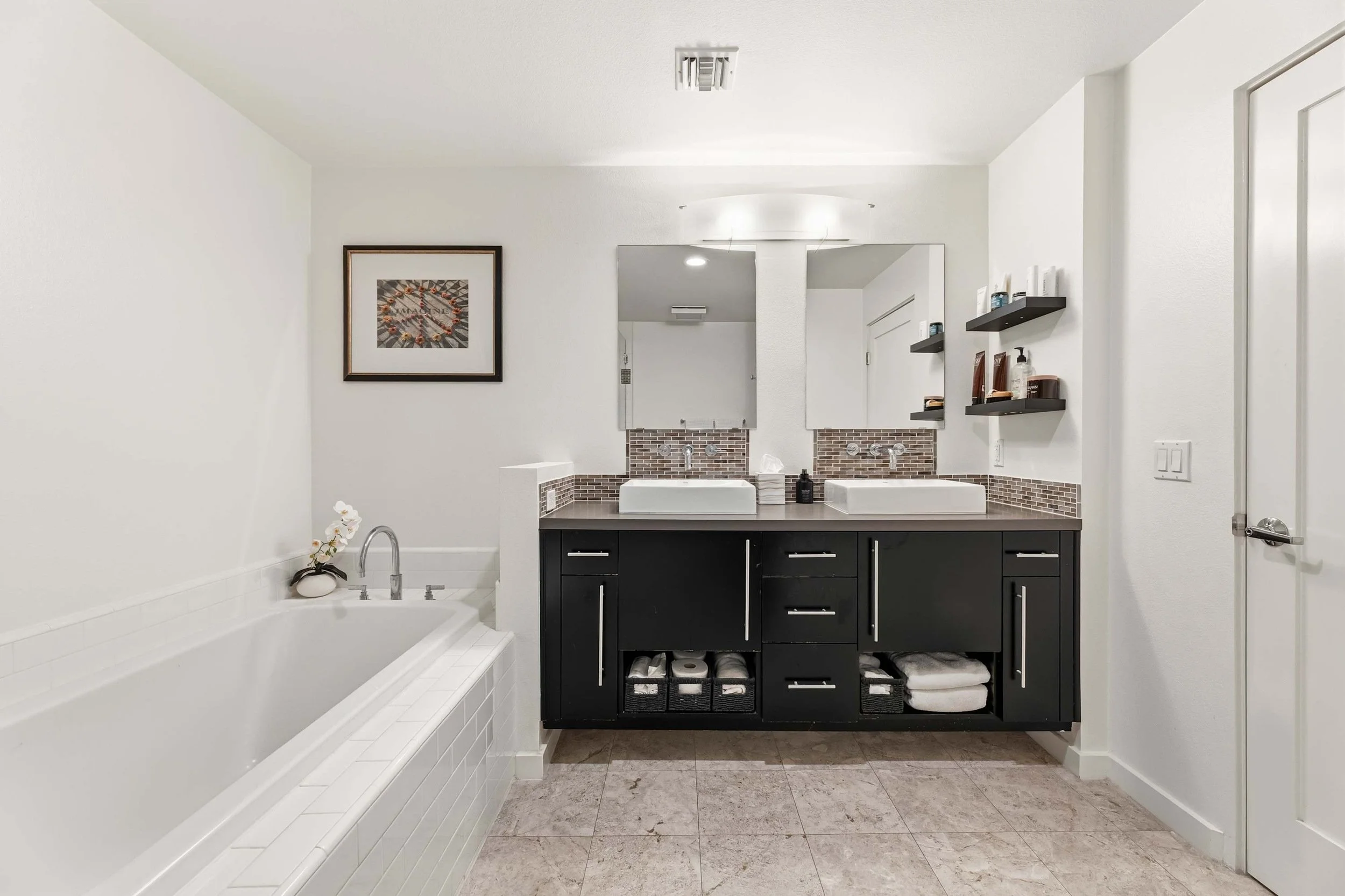 PL-4401-playa-vista-contemporary-condominium-017.jpg