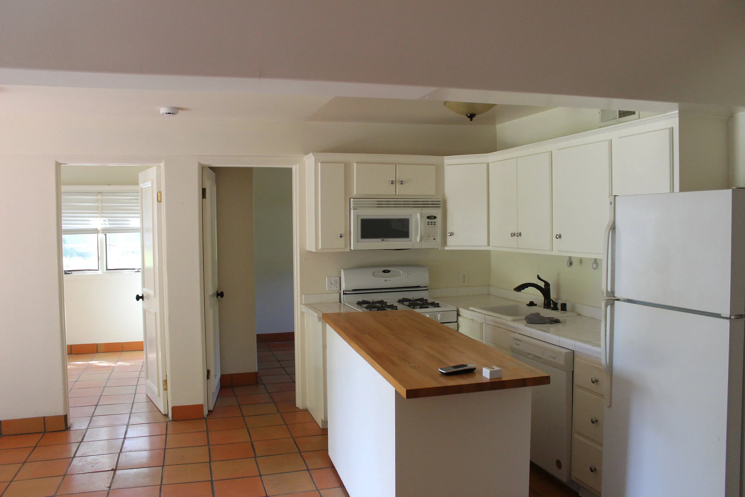 23_PL-4106_white-kitchen.jpg