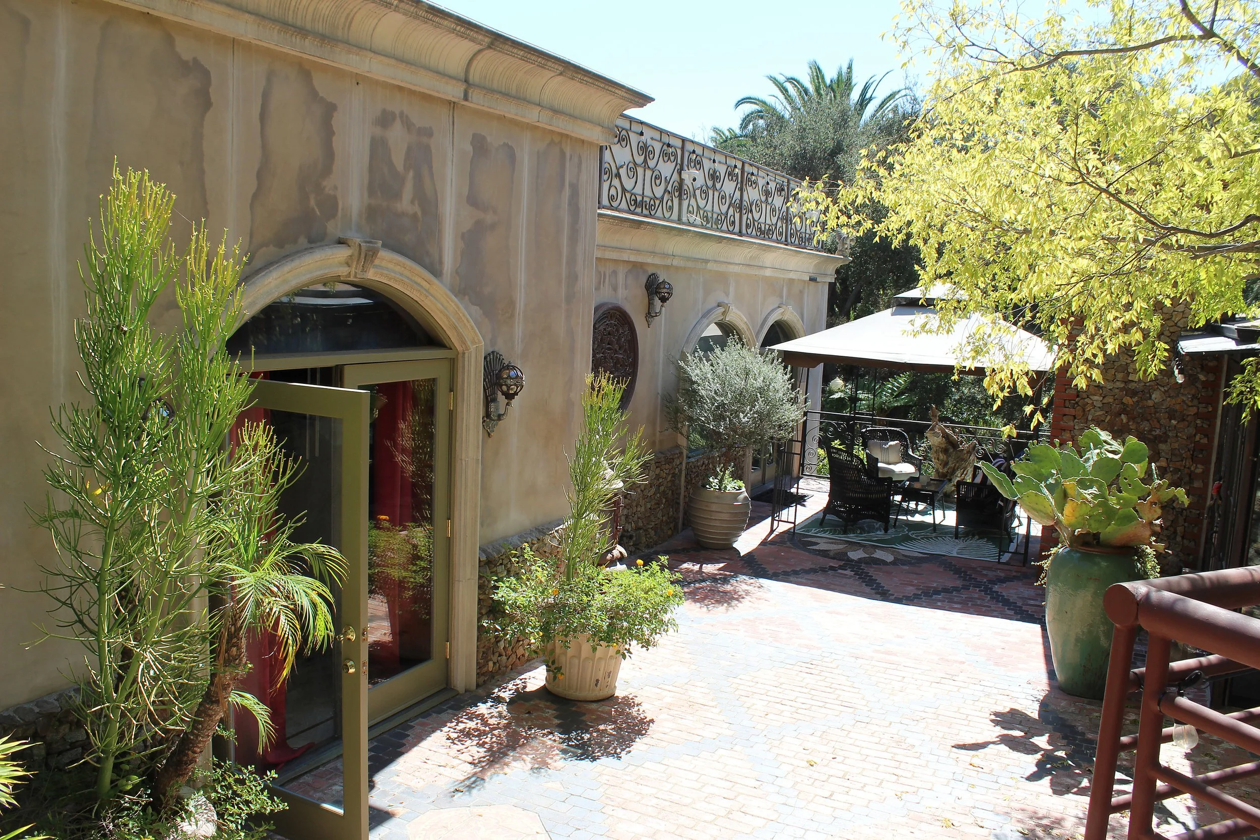 17_PL-3802_upper-courtyard.jpg