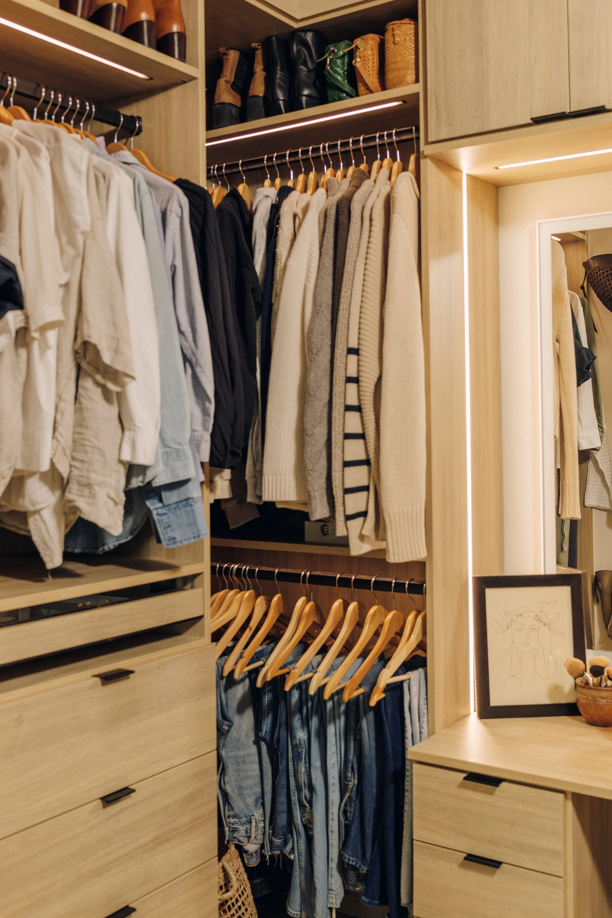 Walk-in closet and wardrobe layout