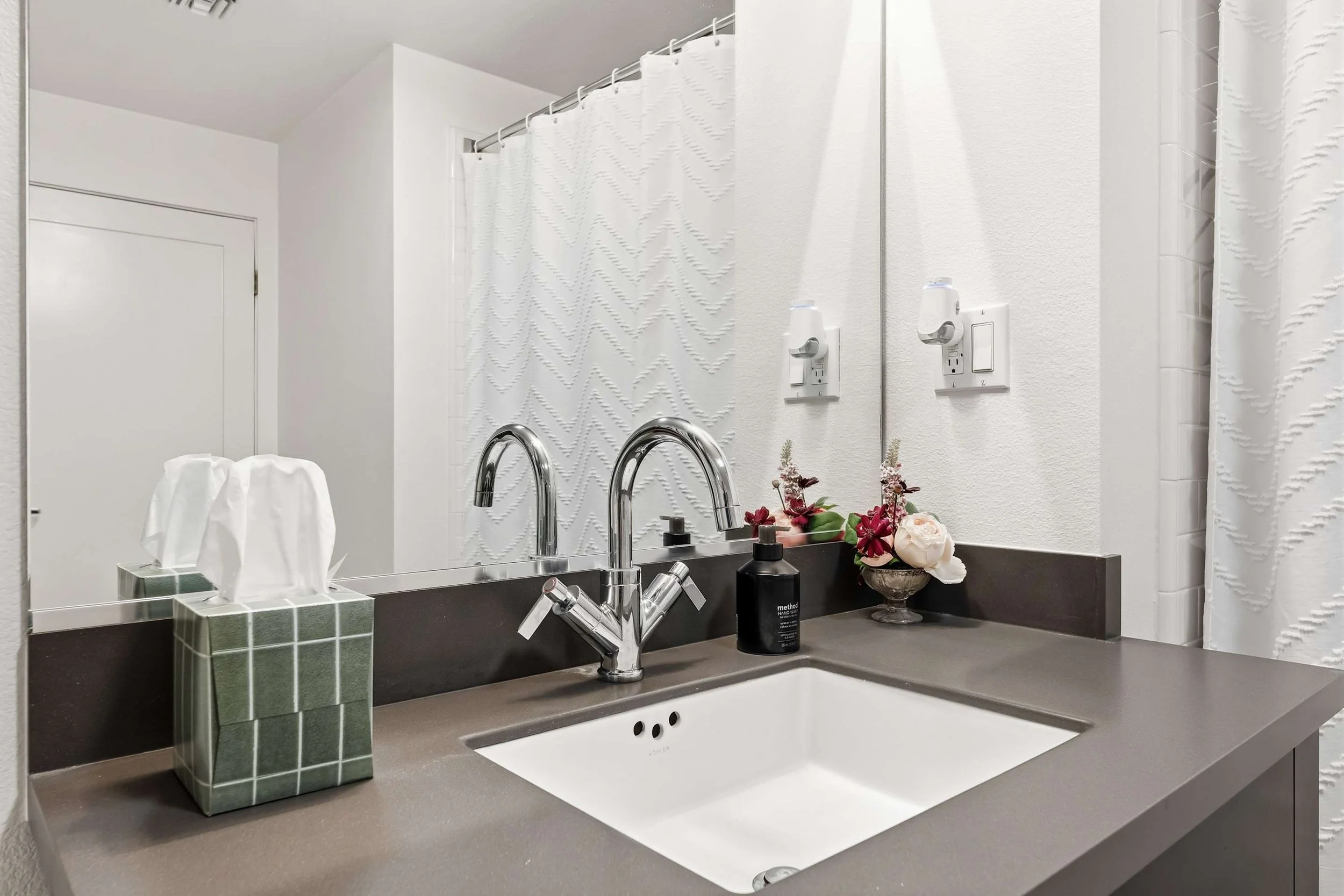 PL-4401-playa-vista-contemporary-condominium-011.jpg