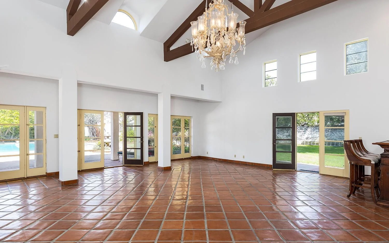 07_PL-4106_great-room-garden-doors.jpg
