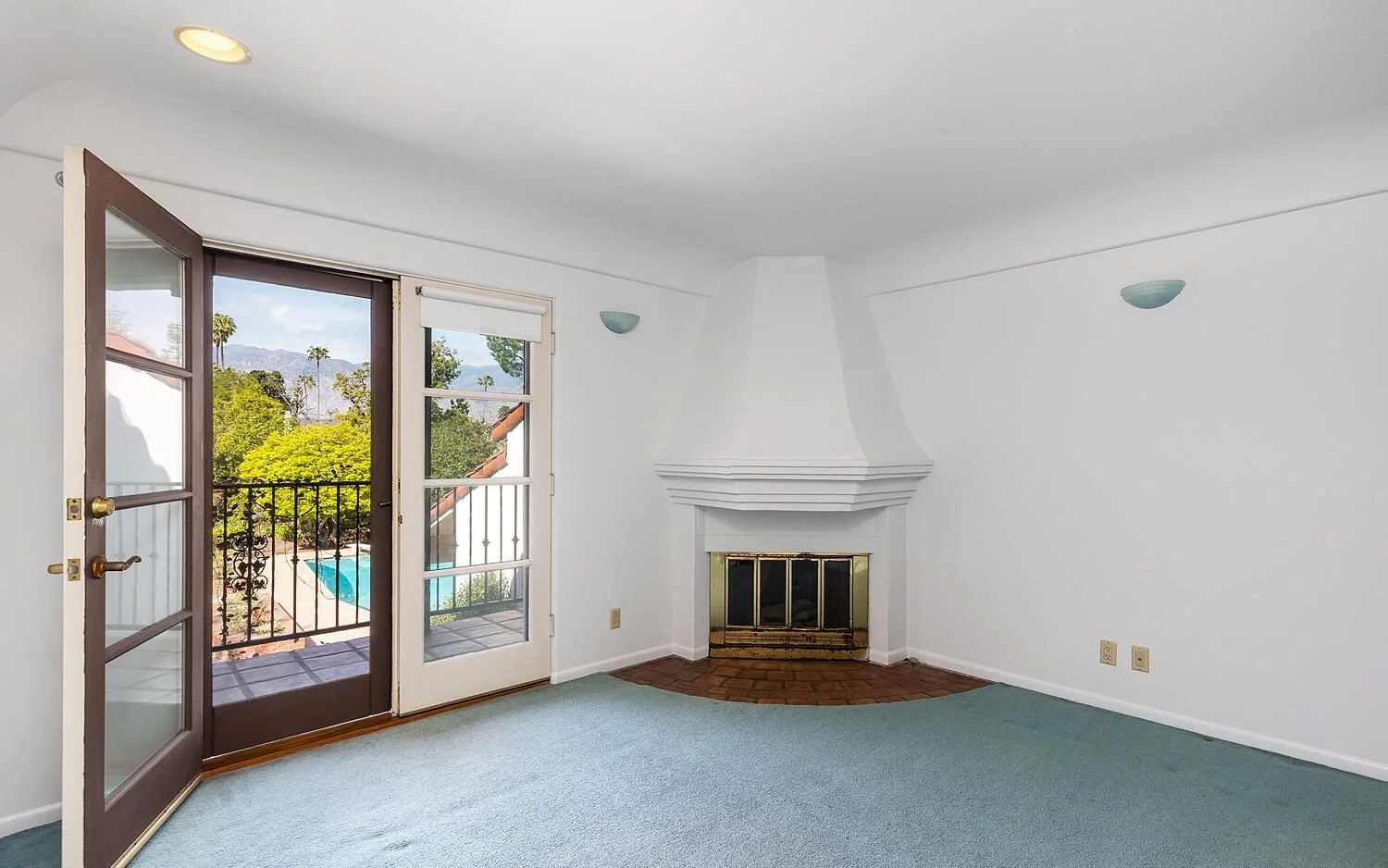 21_PL-4106_bedroom-fireplace.jpg