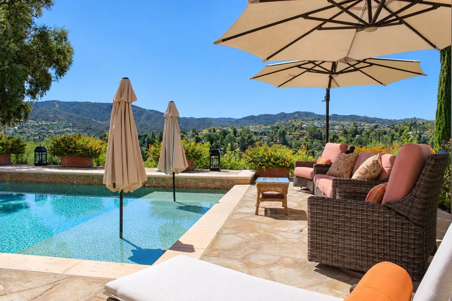 39-poolside-seating.jpg