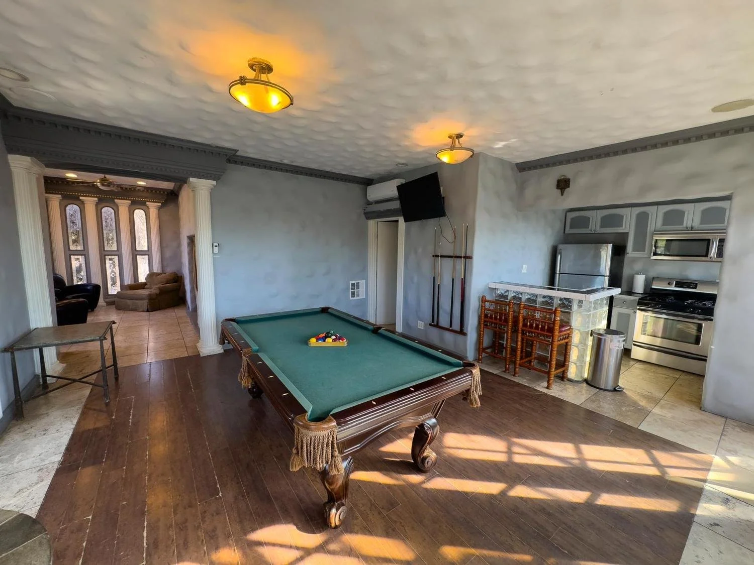 019-castle-ivar-billiards-and-kitchenette.jpg