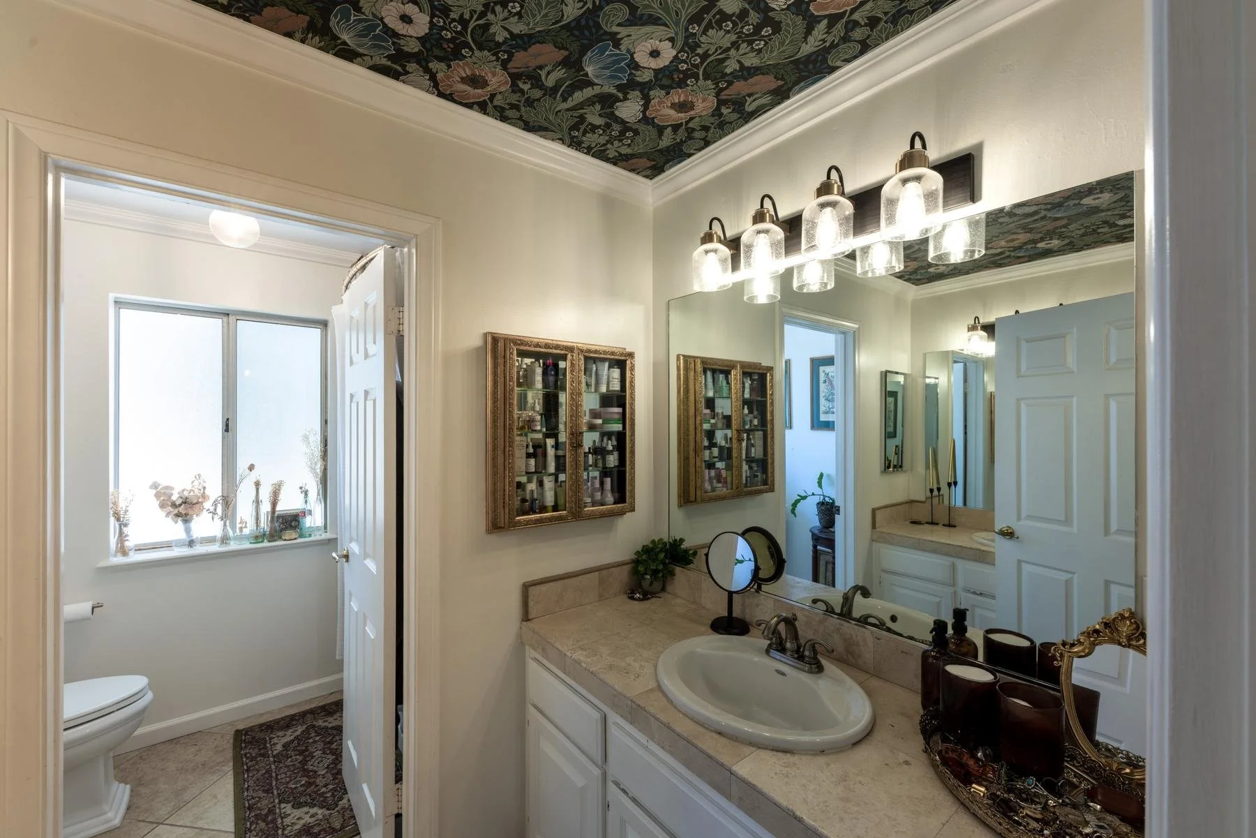 035-sand-canyon-bathroom-floral-ceiling.jpg