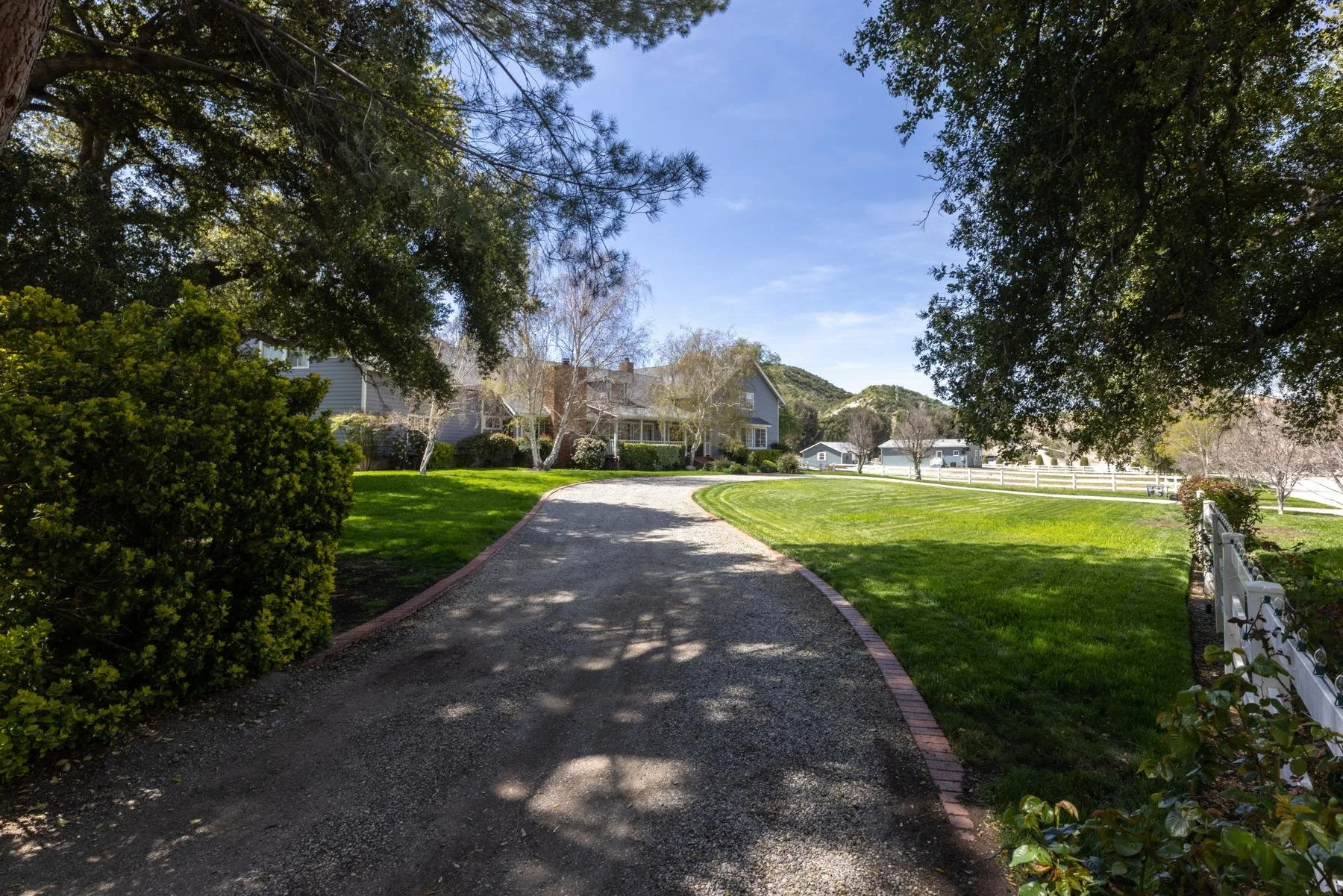 003-sand-canyon-exterior-driveway.jpg