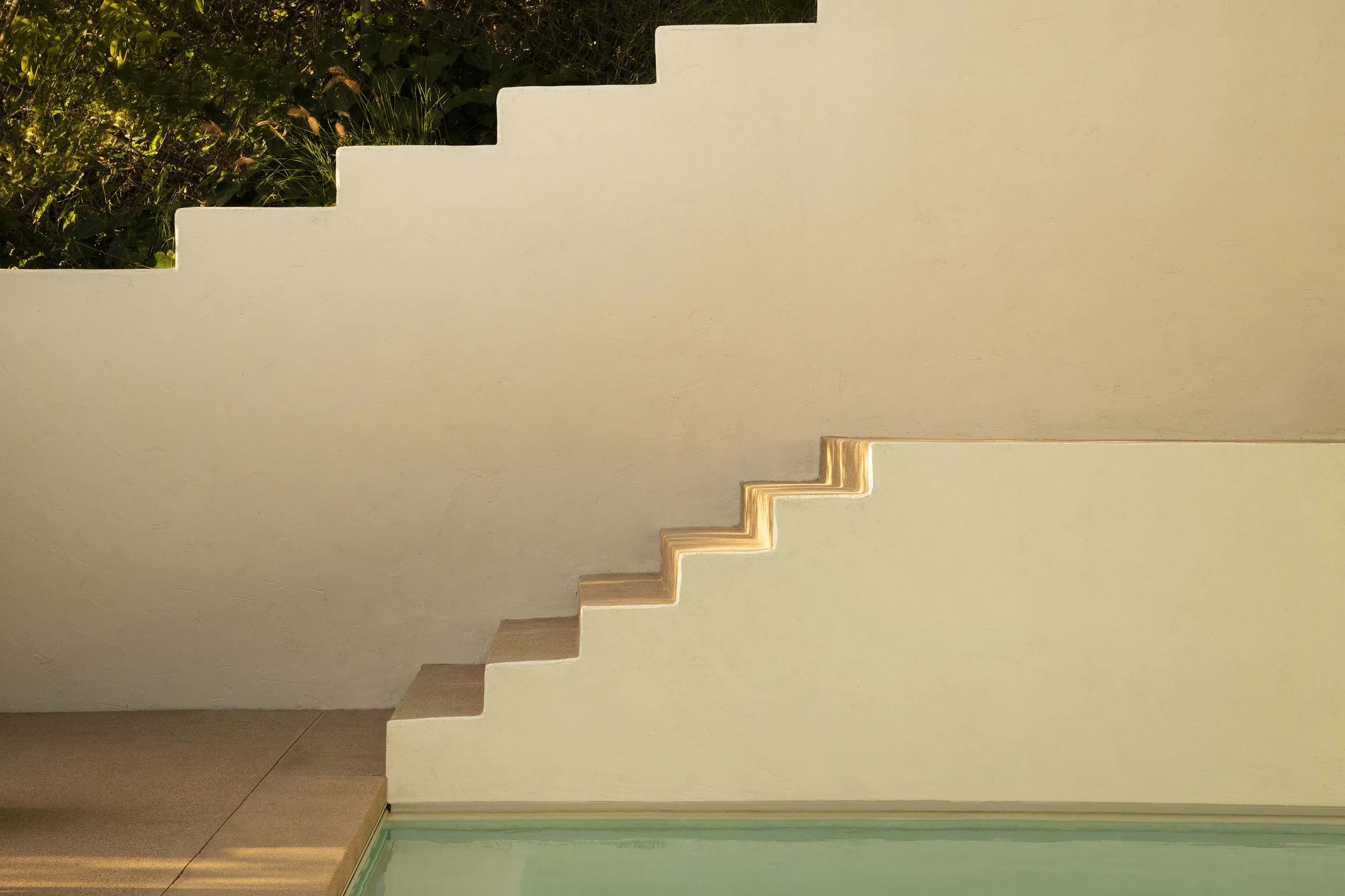 PL6014-046-pool-stepped-stucco-wall-detail.jpg