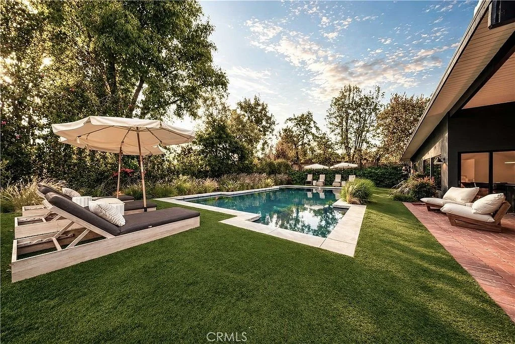 05_Pool_and_Backyard.jpg