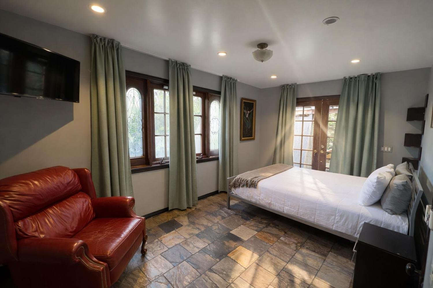 025-castle-ivar-guest-bedroom.jpg