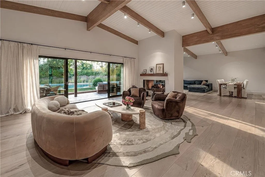 02_Living_Room.jpg