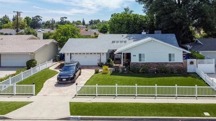 Chatsworth - Traditional Home | Chatsworth | 91311 | San Fernando Valley | Traditional | Suburban | House | Single-Family Home | Single Story | One Story | Pool | Heated Pool | Spa | Hot Tub | Backyard | Patio | Outdoor Seating | BBQ | Front Yard | F