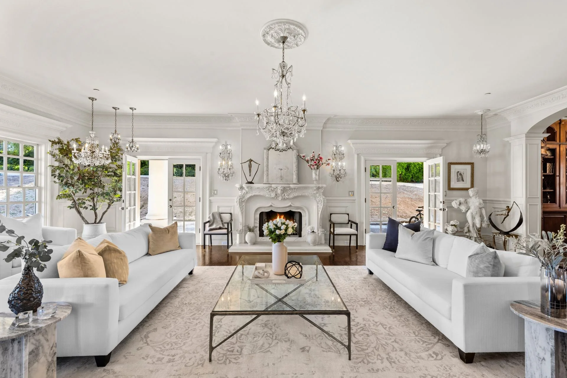 09-main-estate-living-room.jpg