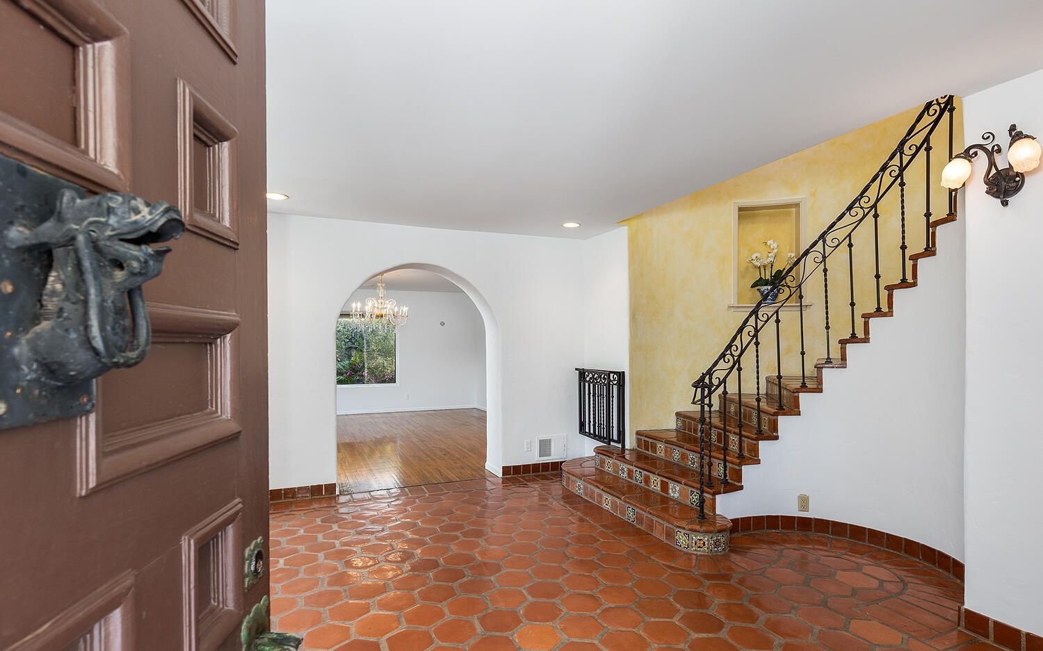 05_PL-4106_entry-and-staircase.jpg