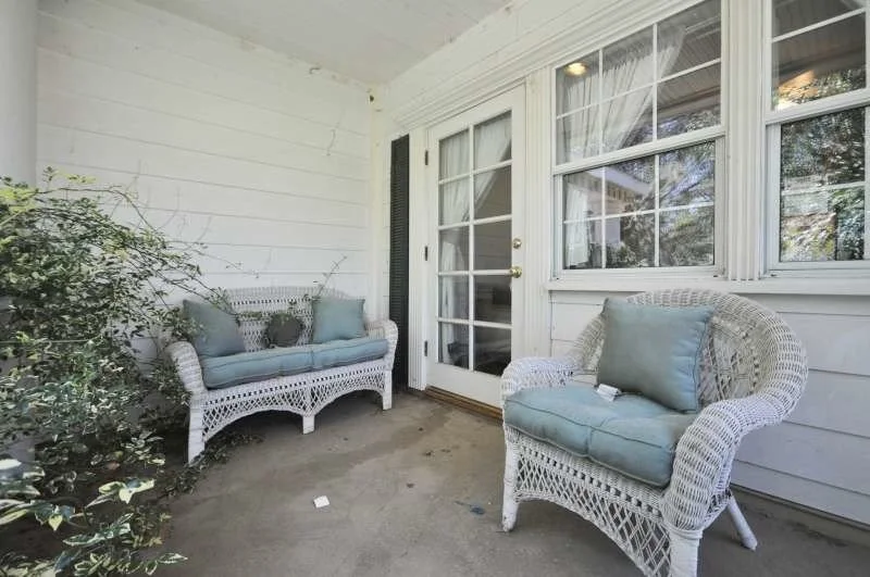 014_2618_porch2.jpg