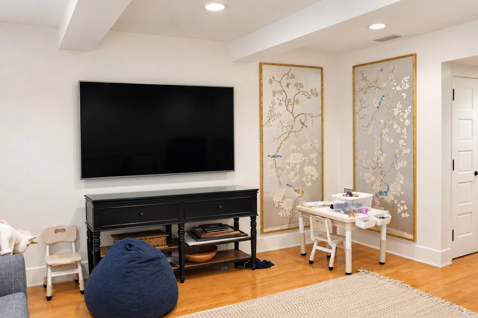 23_PL-4107_family-television-room.jpg