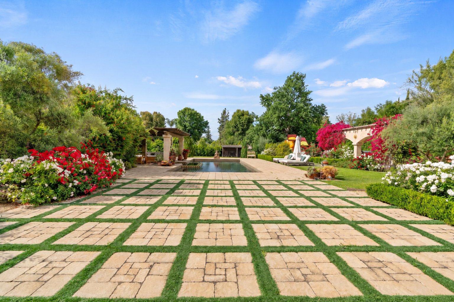 PL3608_17_Pool_Courtyard.jpg