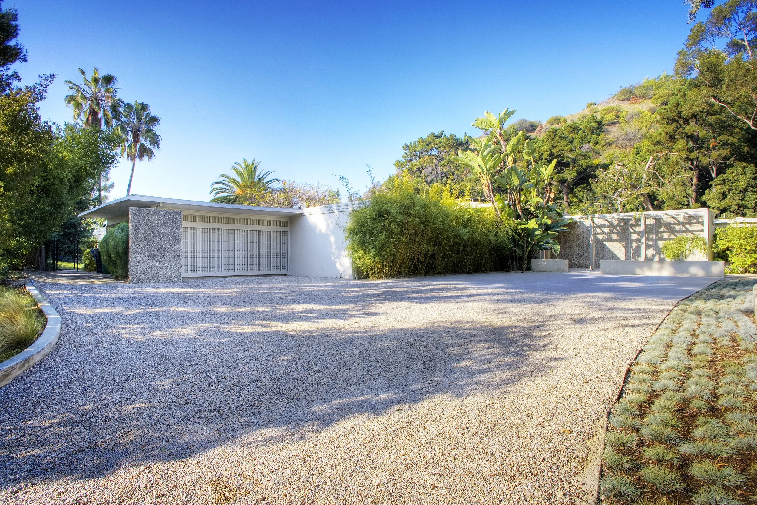 059-Simon-House-Driveway-Exterior-02.jpg