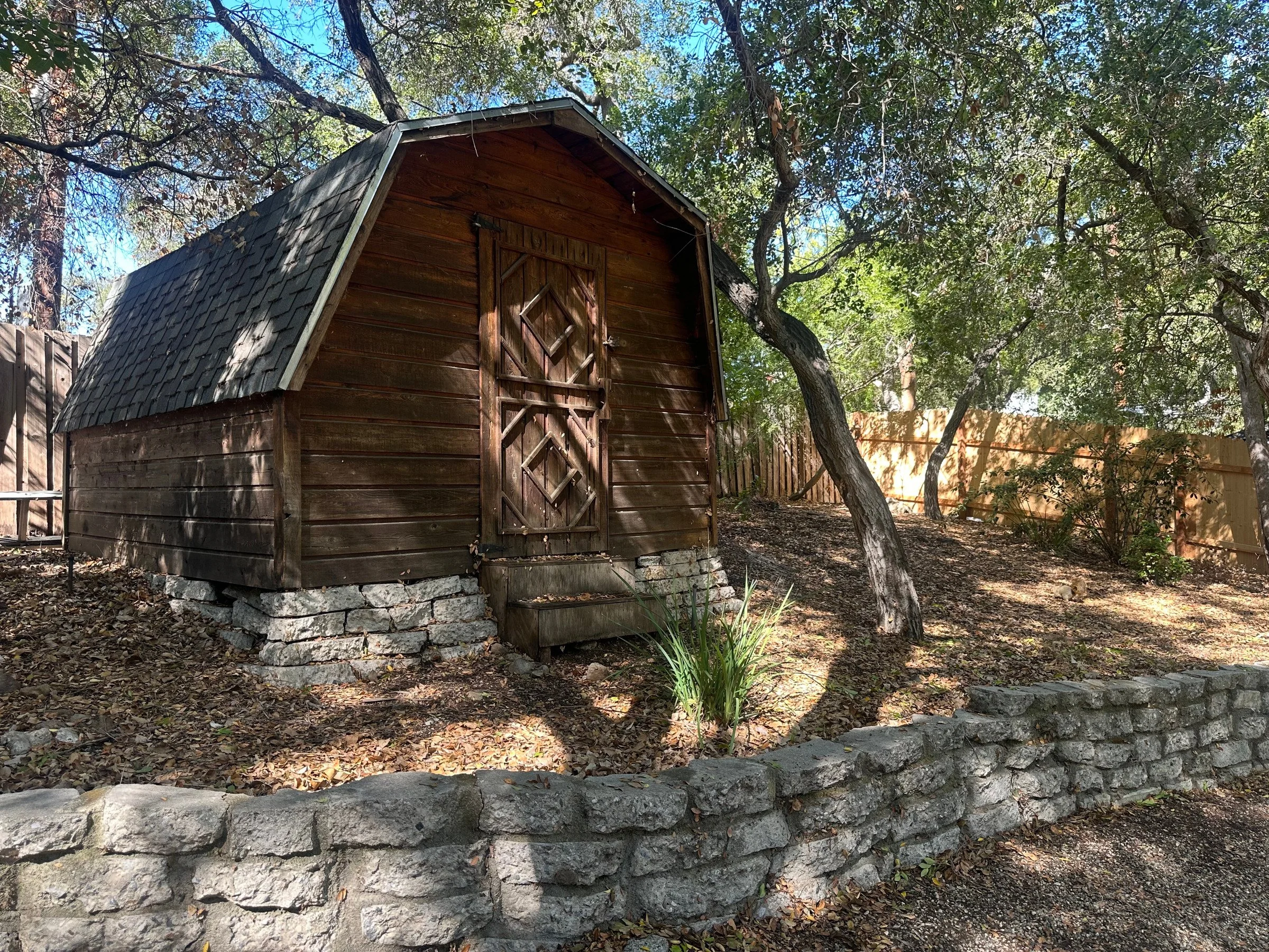 Rustic wood garden shed. | PL-3803