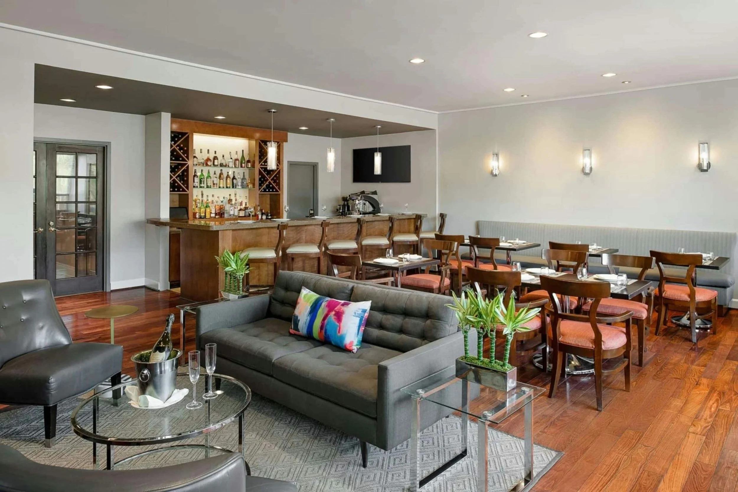 PL-6102-west-hollywood-boutique-hotel-suite-002.jpg