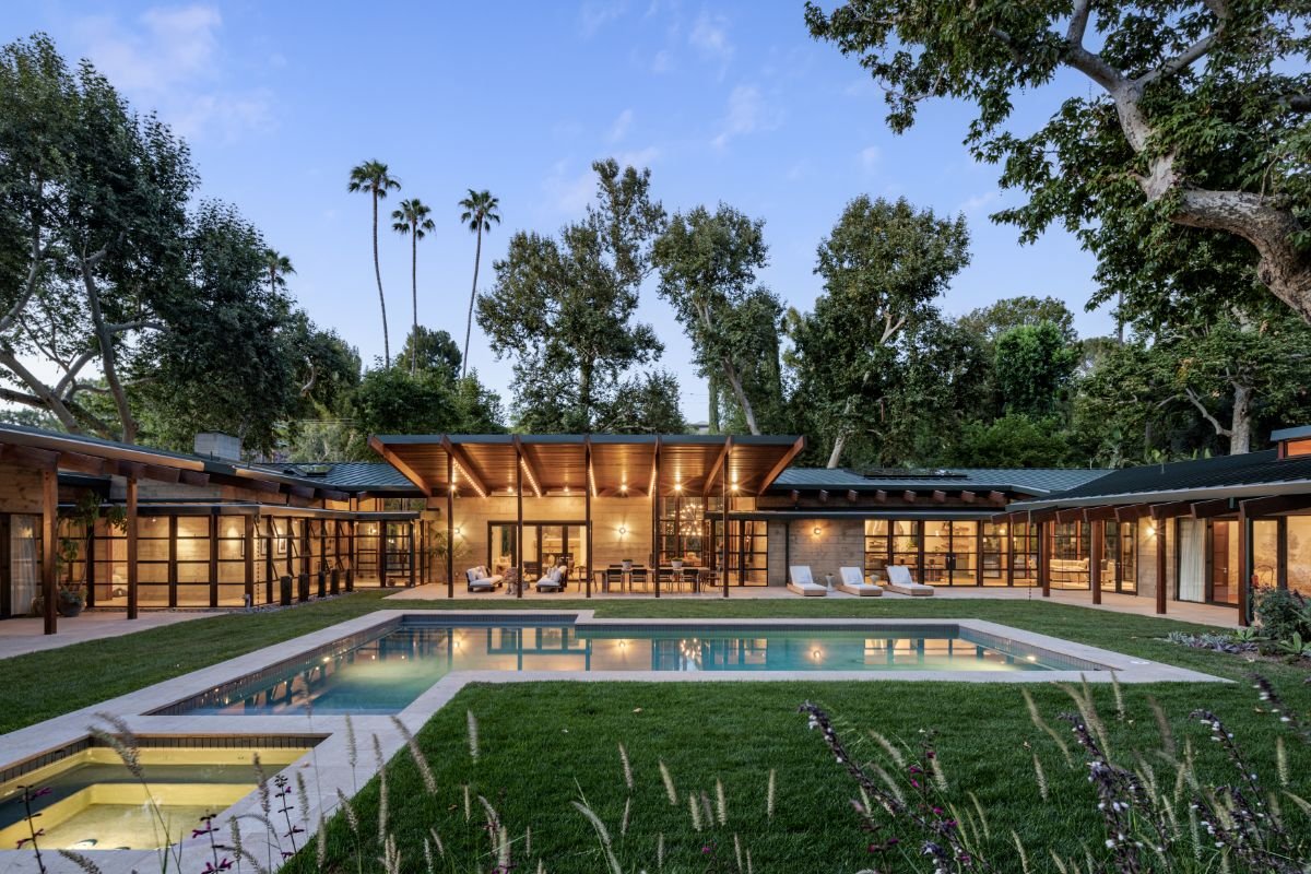 01_Pool_Courtyard_Dusk.jpg